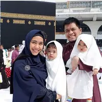 Bukan hal yang mudah menunaikan ibadah umrah dengan kedua anaknya yang masih kecil-kecil. Meski merasakan repot, dan capek tapi istri dari Ory Vitrio itu mengaku senang. (Instagram/okisetianadewi)
