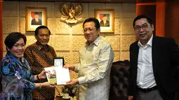 Ketua DPD RI, Irman Gusman (kedua kanan) saat menerima kunjungan silaturahmi Jajaran Group Surya Citra Media  (SCTV, Indosiar dan Liputan6.com) Gedung DPR, Jakarta, Selasa (8/3/2016). (Liputan6.com/Johan Tallo)