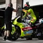 Pembalap Pertamina Enduro VR46, Fabio Di Giannatonio bersiap untuk melakukan tes pramusim MotoGP 2024 di Lusail International Circuit, Doha, Qatar, Selasa (20/02/2024) waktu setempat. (Dok. Pertamina Enduro VR46 Racing Team)