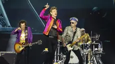 Personel grup band The Rolling Stones Mick Jagger (tengah), Ronnie Wood (kiri), dan Keith Richards (kanan) beraksi di atas panggung selama konser bagian dari tur Eropa "Sixty" di stadion Groupama, di luar Lyon, Prancis tengah, Selasa (19/7/2022). Lyon merupakan kota tur Eropa terakhir grup band asal Inggris tersebut. (AP Photo/Laurent Cipriani)