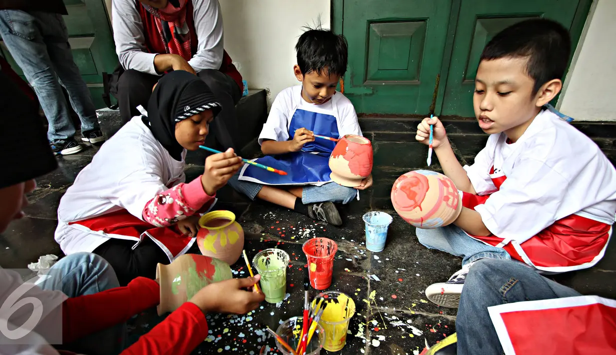 Penyandang disabilitas down sindrom, autis, dan asperger melukis keramik di Museum Seni Rupa dan Keramik, Jakarta, Jumat (23/10). Kegiatan untuk meningkatkan kemampuan dan keterampilan seni bagi penyandang disabilitas . (Liputan6.com/Immanuel Antonius)