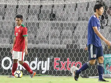 Dua pesepak bola Timnas Indonesia U-19 tertunduk usai mengalami kekalahan 1-4 atas Jepang U-19 pada laga uji coba babak kedua di Stadion Utama Gelora Bung Karno (SUGBK), Jakarta, Minggu (25/3). (Liputan6.com/Angga Yuniar)