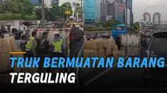 Nampak juga banyak kardus besar berisikan barang yang jatuh berserakan di jalan.
