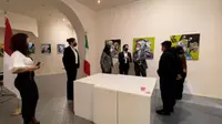 Seniman Tondi Hasibuan saat menggelar pameran tunggal di Roma, Italia. (IST)