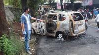 Kepolisian melakukan olah TKP pembakaran dan perusakan mobil milik Satuan Reskrim Polres Metro Depok usai menangkap Ketua Ormas di Kampung Baru, Jalan Dahlan, Cimanggis, Depok. (Dokumen Humas Polres Metro Depok)