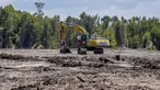 Seorang pekerja mengoperasikan alat berat di lokasi pembangunan Kalimantan Industrial Park Indonesia (KIPI) di Mangkupadi, Kalimantan Utara, Indonesia pada Kamis, 24 Agustus 2023. (AP Photo/Yusuf Wahil)