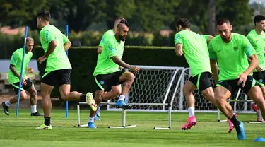 Gelandang Inter Milan, Arturo Vidal (tengah) terlihat selama sesi latihan di Appiano Gentile menjelang matchday perdana Grup D Liga Champions UEFA 2021/2022, di Italia, Selasa (14/9/2021). Inter Milan akan menjamu Real Madrid di San Siro, Kamis (16/9) dini hari. (Miguel MEDINA/AFP)