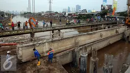 Pembongkaran jembatan tersebut dikarenakan jembatan yang menyentuh permukaan air di Kali Angke sehingga air tidak dapat mengalir dengan lancar, Jakarta Barat, Rabu (9/11). (Liputan6.com/Johan Tallo)