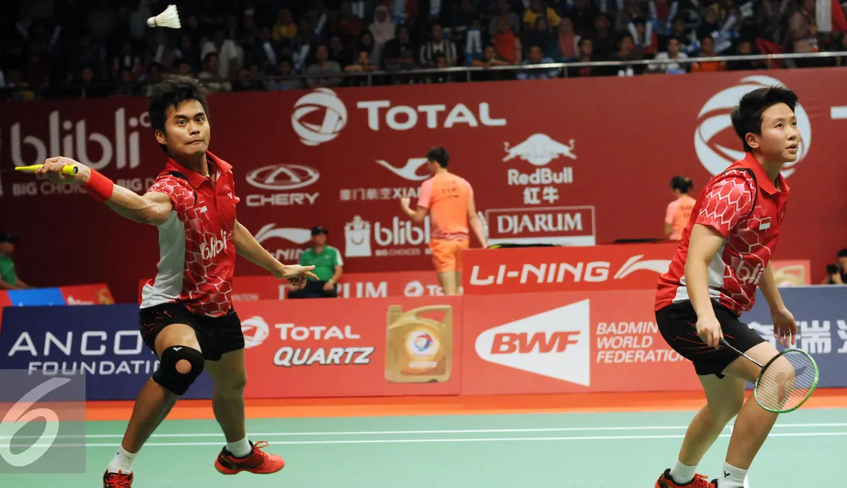 Pasangan ganda campuran Indonesia, Tontowi Ahmad/Liliyana Natsir saat melawan R Kargaev/E Bolotova (Rusia) di Total BWF Championships 2015 di Jakarta, Selasa (11/8/2015). Tontowi Ahmad/Liliyana Natsir unggul 21-11, 21-11. (Liputan6.com/HelmiFithriansyah)
