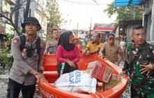 Forkopimca Kelapa Gading Salurkan Bantuan Banjir, Akses Lokasi Pakai Perahu
