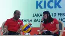 Direktur Proliga, Hanny S Surkatty (kiri) berbincang dengan Wianda Pusponegoro (Vice President for Corporate Communication PT. Pertamina) saat peluncuran Pertamina Proliga 2016 di Jakarta, Rabu (10/2/2016). (Liputan6.com/Helmi Fithriansyah)