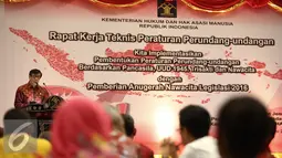 Menkumham, Yasonna Laoly memberikan arahan saat menutup raker peraturan perundangan-undangan di Jakarta, Jumat (24/6). Dalam kegiatan tersebut sekaligus pemberian Anugerah Nawacita Legislasi 2016. (Liputan6.com/Faizal Fanani)