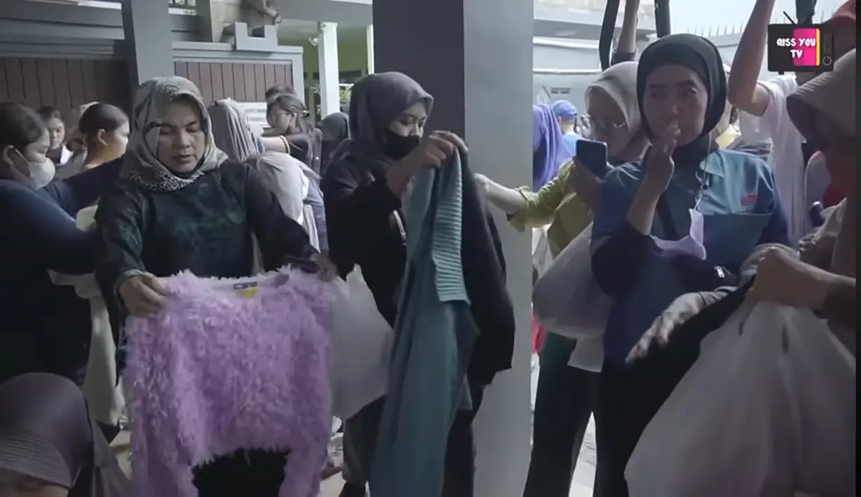 "Qiss you, ini baru bongkar barang. Bertahun-tahun barang tak pernah dibongkar. Baru semalam dibongkar, dari jam 4 sore sampai jam 10 malam. Ini semua hasilnya kita keluarin, jualin dari Rp 20.000 hingga Rp 200.000," kata Ayu Ting Ting dilansir dari kanal Youtube-nya Qiss You TV. [Youtube/Qiss You TV]