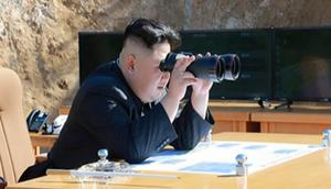 Pemimpin Korut, Kim Jong-un menggunakan teropong  menyaksikan peluncuran balistik antarbenua Hwasong-14 Rudal, ICBM, di barat laut Korea Utara. Korea Utara mengklaim telah menguji rudal balistik antarbenua. (KRT via AP Video)