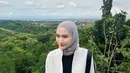 Kembali tampil sporty saat berkunjung ke Tembalang, Melody mengenakan innet t shirt hitam dipadukan jaket warna putih. [@melodylaksani92]