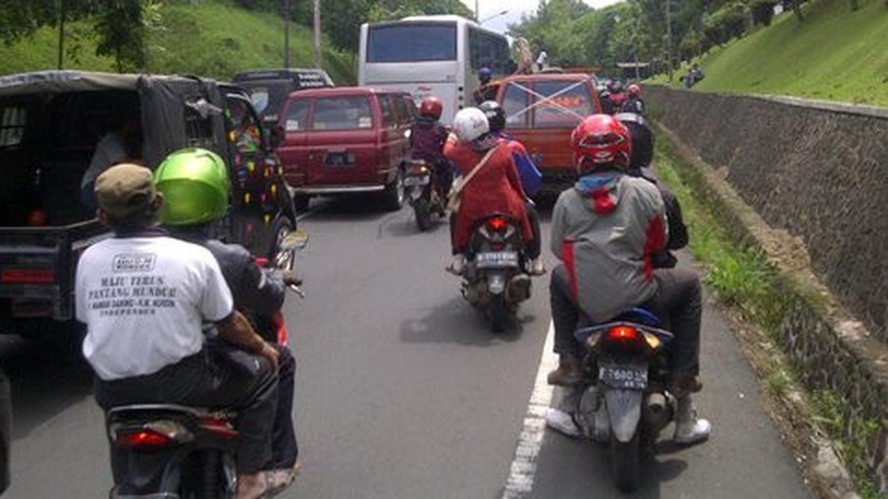 Lalu lintas di Puncak padat, sistem buka tutup diberlakukan