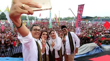 Istri Djarot dan Sihar kompak mengunggah foto di Instagram disertai tulisan berupa dukungan untuk sang suami. Djarot Saiful Hidayat dan Sihar Sitorus kalah dalam hitung cepat Pilgub Sumut 2018.