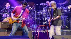 Tampil memesona dihadapan penggemarnya, John Mayer memilih menggunakan pakaian yang santai seperti kaos dan celana jenas. Tak lupa ditambah kemeja tak dikancing menambah kesan casual (Sumber: Kapanlagi/Rita)