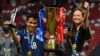Sejak pertama kali digelar pada 1996, Piala AFF edisi 2022 yang sedang berlangsung merupakan penyelenggaraan yang ke-14 kali sepanjang sejarah. Dari 13 kali penyelenggaraan sebelumnya, tercatat baru ada 4 negara yang berhasil meraih trofi tertinggi kejuaraan sepak bola antar-negara di kawasan Asia Tenggara tersebut dan Timnas Indonesia tak termasuk di dalamnya. Lolos enam kali ke partai final, tak satu pun gelar juara yang didapat Timnas Garuda. Berikut ini daftar 4 negara yang sukses meraih gelar Piala AFF sepanjang sejarah. (AFP/Roslan Rahman)
