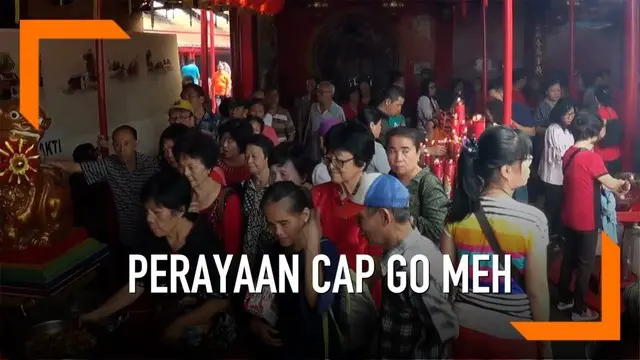 Ratusan umat Tionghoa melakukan sembahyang sekaligus mengantre lontong dalam rangka perayaan Cap Go Meh.