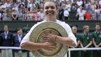 Simona Halep memeluk trofi Wimbledon usai mengalahkan Serena Williams 6-2, 6-2 di final, Sabtu (13/7/2019). (AP Photo/Kirsty Wigglesworth)