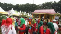 Festival Lebaran Betawi IX menampilkan keunikan 5 wilayah administrasi di Jakarta yang memamerkan produk maupun kesenian yang menjadi ciri khasnya masing-masing, Lapangan Banteng, Jakarta, Minggu (14/8). (Liputan6.com/Immanuel Antonius)