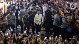 Jokowi tiba di lokasi sekitar pukul 14.50 WIB dan langsung disambut warga serta pedagang sekitar. (Liputan6.com/Faizal Fanani)