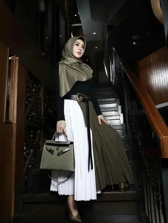 Sweatshirt polos jadi terlihat modis jika dipadukan dengan rok plisket two tone. Seperti OOTD Syahrini satu ini. (Instagram/princessyahrini).