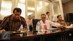 Dirtipidter Bareskrim, Brigjen Pol Yazid Fanani (tengah) bersiap memberi keterangan pers di  Jakarta, Selasa (15/9/2015). Bareskrim Polri sedang membidik tiga perusahaan di Sumsel yang diduga menjadi 'dalang' pembakaran hutan. (Liputan6.com/Faizal Fanani)