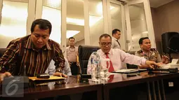 Dirtipidter Bareskrim, Brigjen Pol Yazid Fanani (tengah) bersiap memberi keterangan pers di  Jakarta, Selasa (15/9/2015). Bareskrim Polri sedang membidik tiga perusahaan di Sumsel yang diduga menjadi 'dalang' pembakaran hutan. (Liputan6.com/Faizal Fanani)