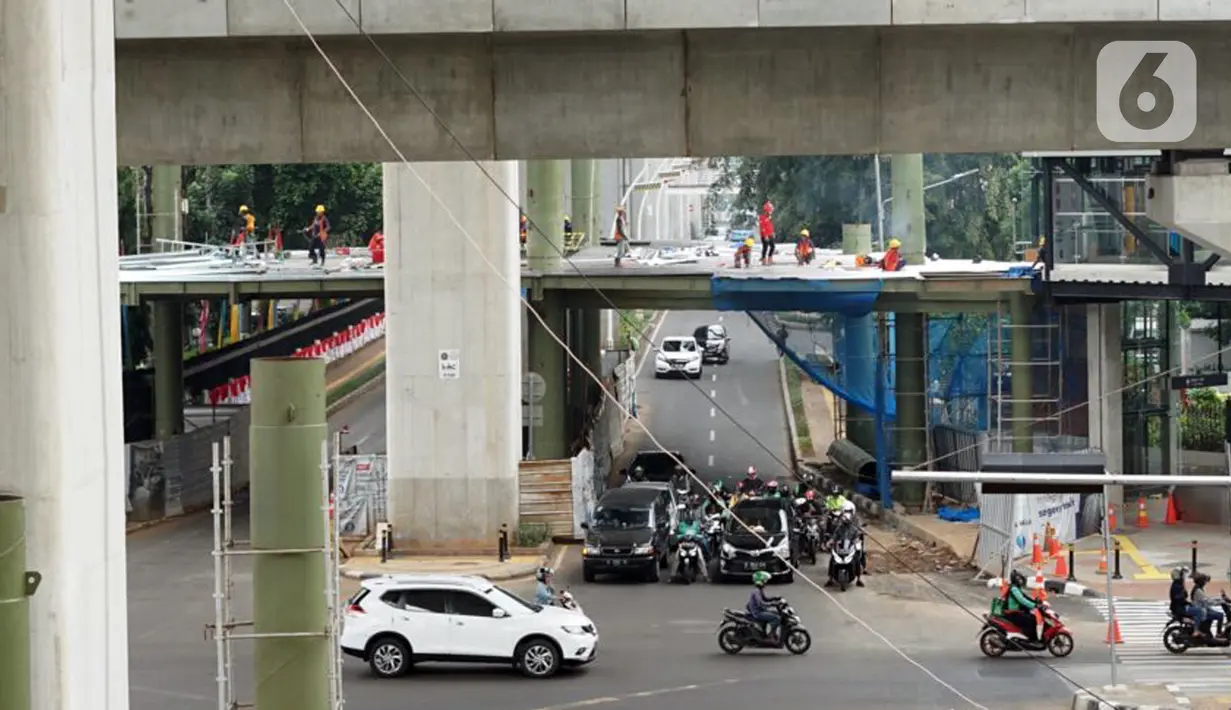 Suasana lalu lintas sekitar proyek jembatan layang atau skybridge untuk integrasi antara Stasiun MRT ASEAN dengan Halte TransJakarta CSW di Jakarta, Sabtu (4/7/2020). Skybridge itu rencananya dibangun lima lantai dan ditargetkan rampung pada akhir 2020. (Liputan6.com/Immanuel Antonius)