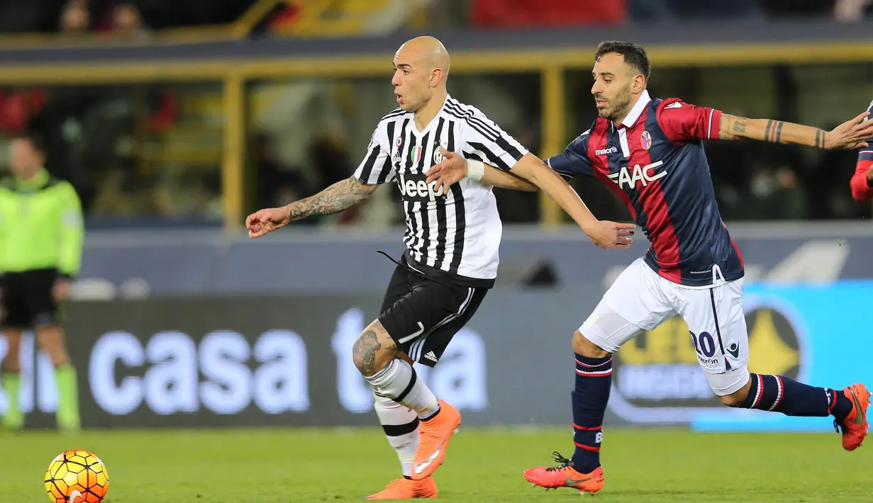 Pemain Juventus, Simone Zaza (kiri), berusaha melepaskan diri dari pemain Bologna, Domenico Maietta, dalam laga Serie A Italia di Stadion Renato Dall'Ara, Bologna,Sabtu (20/2/2016) dini hari WIB. (EPA/Giorgio Benvenuti)