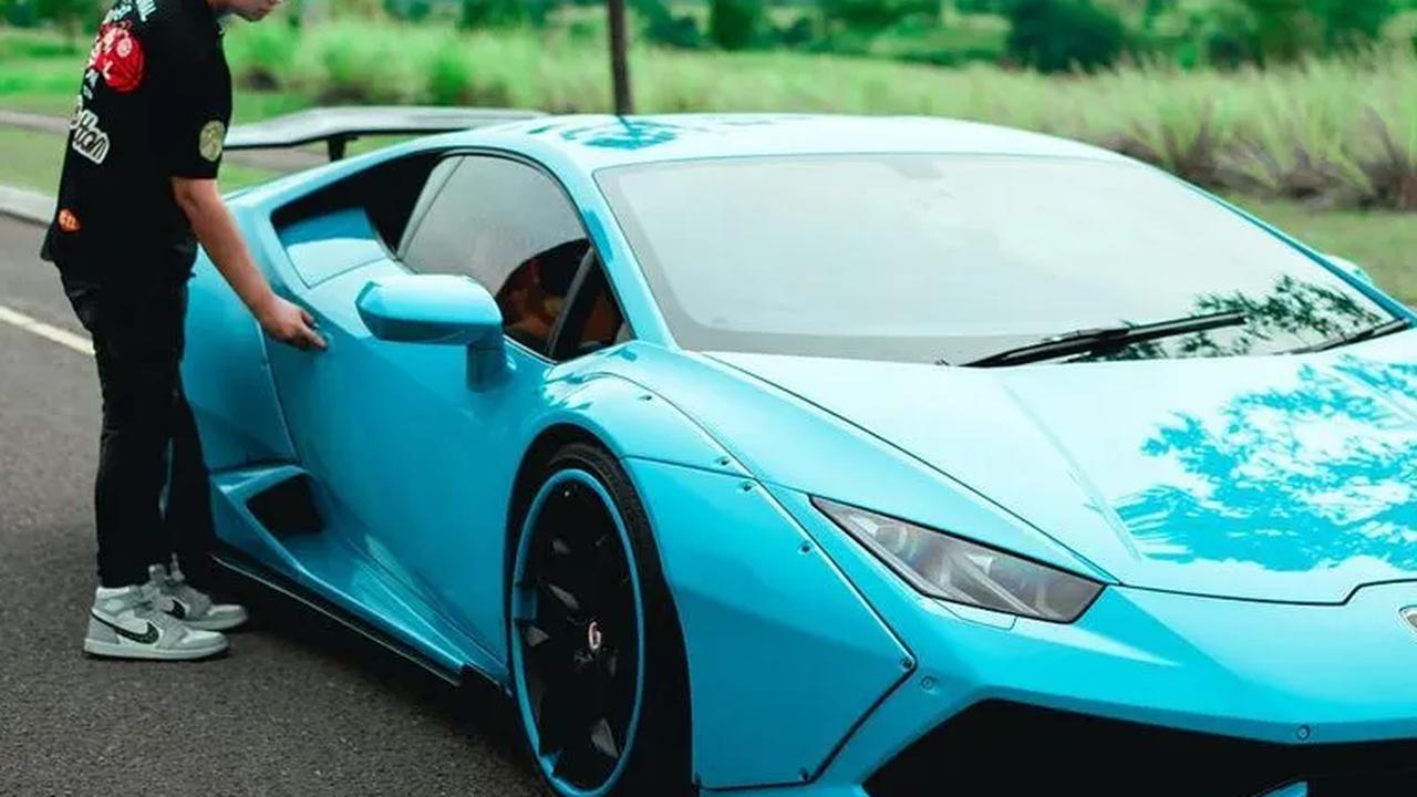 Doni Salmanan mulai dikenal ketika 'nyawer' Rp 1 miliar saat Reza Arap streaming. Rumah mewah, mobil dan motor sport selalu ditampilkan Doni dalam media sosialnya. Flexing Doni mengakibatkan 142 korban yang tertarik investasi bodongnya mengalami kerugian 