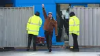 Matt Raw, warga negara Inggris yang dipulangkan dari kota Wuhan, China di tengah wabah virus coronavirus COVID-19, meninggalkan Rumah Sakit Arrowe Park setelah menghabiskan dua minggu dikarantina di Wirral, Liverpool (13/2/2020). (AFP Photo/Pool/Peter Byrne)