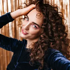 Rambut curly identik dengan volume, tekstur, dan karakter yang kuat. Namun saat ingin tampil lebih rapi untuk acara formal atau momen spesial, banyak pemilik rambut ikal justru bingung bagaimana menatanya tanpa membuatnya terlihat terlalu mengembang atau kehilangan bentuk alaminya. (foto/dok: freepik/lookstudio)