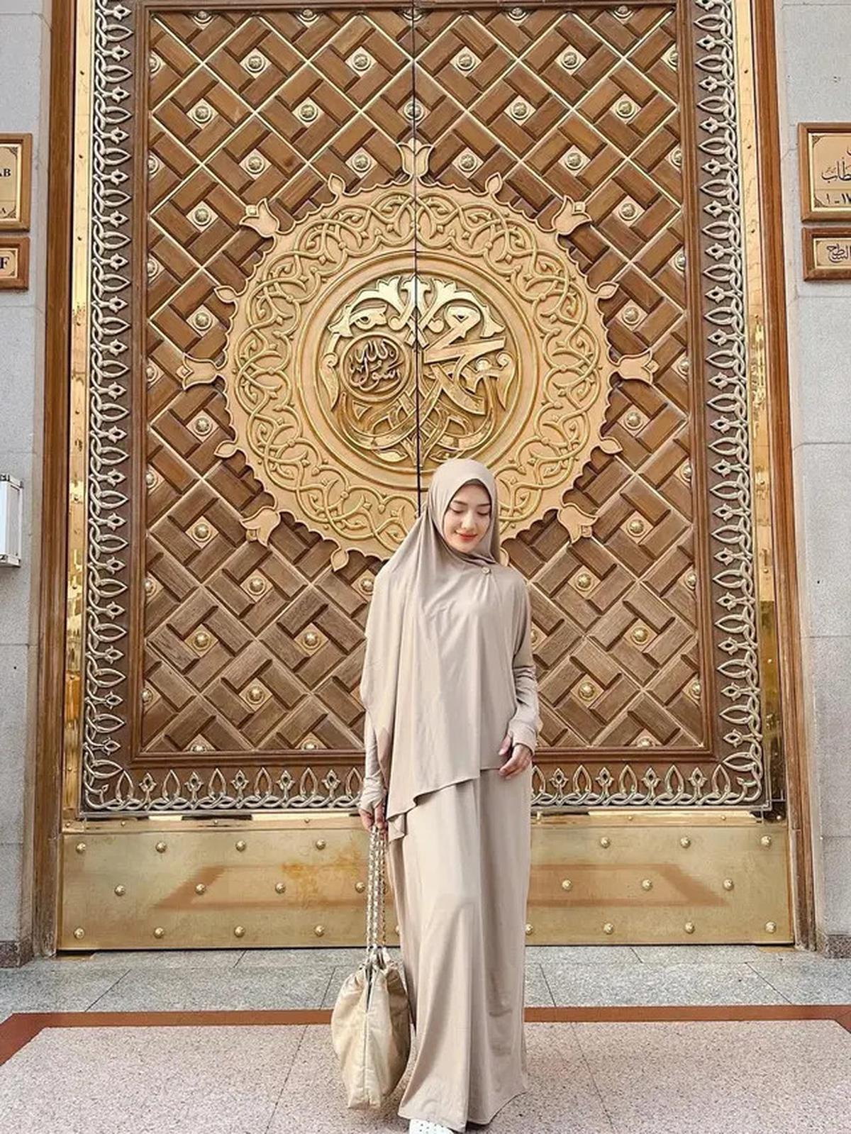Gaya Annisa Aziza Pakai Hijab dan Baju Syar'i saat Umroh, Tampil Anggun dan Memukau