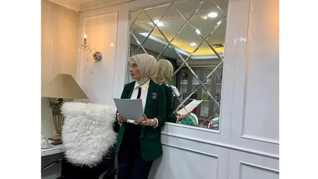 Penampilan 7 Seleb saat Bertugas di DPR, Anggun dan Gagah