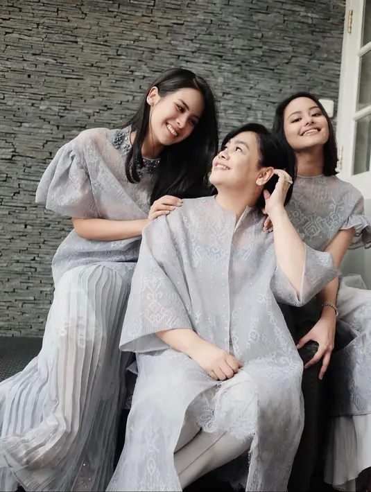 Baju seragam ibu dan anak berbahan organza motif ini sangat cocok untuk dipakai saat lebaran tahun 2022. (instagram/maudyayunda)