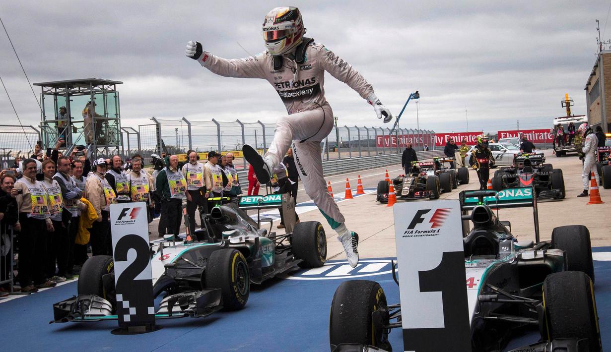 Ekspresi kegembiraan Lewis Hamilton setelah keluar dari mobilnya setelah berlomba dalam F1 GP AS di Sirkuit The Americas, Austin, AS, Senin (26/10/2015) dini hari WIB. (Reuters/Adrees Latif)