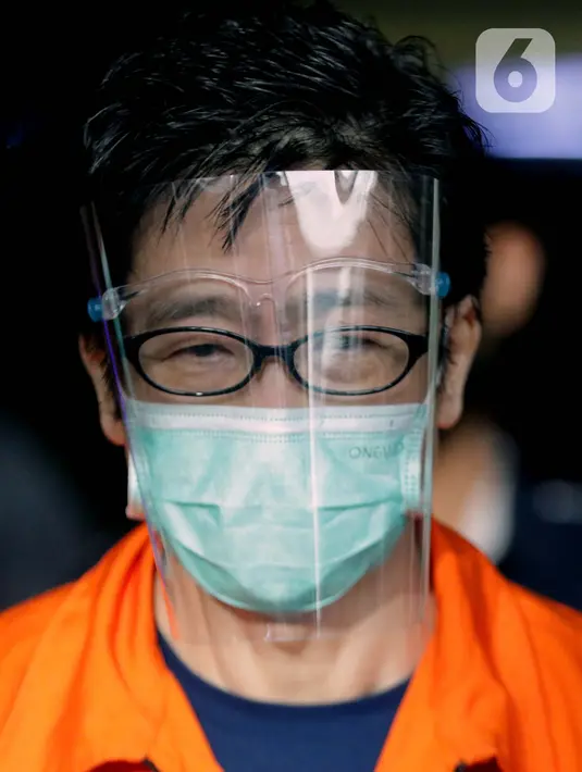 Tersangka dugaan suap, Samin Tan usai menjalani rilis penahanan di Gedung KPK, Jakarta, Selasa (6/4/2021). Samin Tan ditahan KPK terkait dugaan suap kepada mantan anggota DPR Eni Maulani Saragih untuk pengurusan terminasi kontrak PKP2B PT AKT di Kalimantan Tengah. (Liputan6.com/Helmi Fithriansyah)