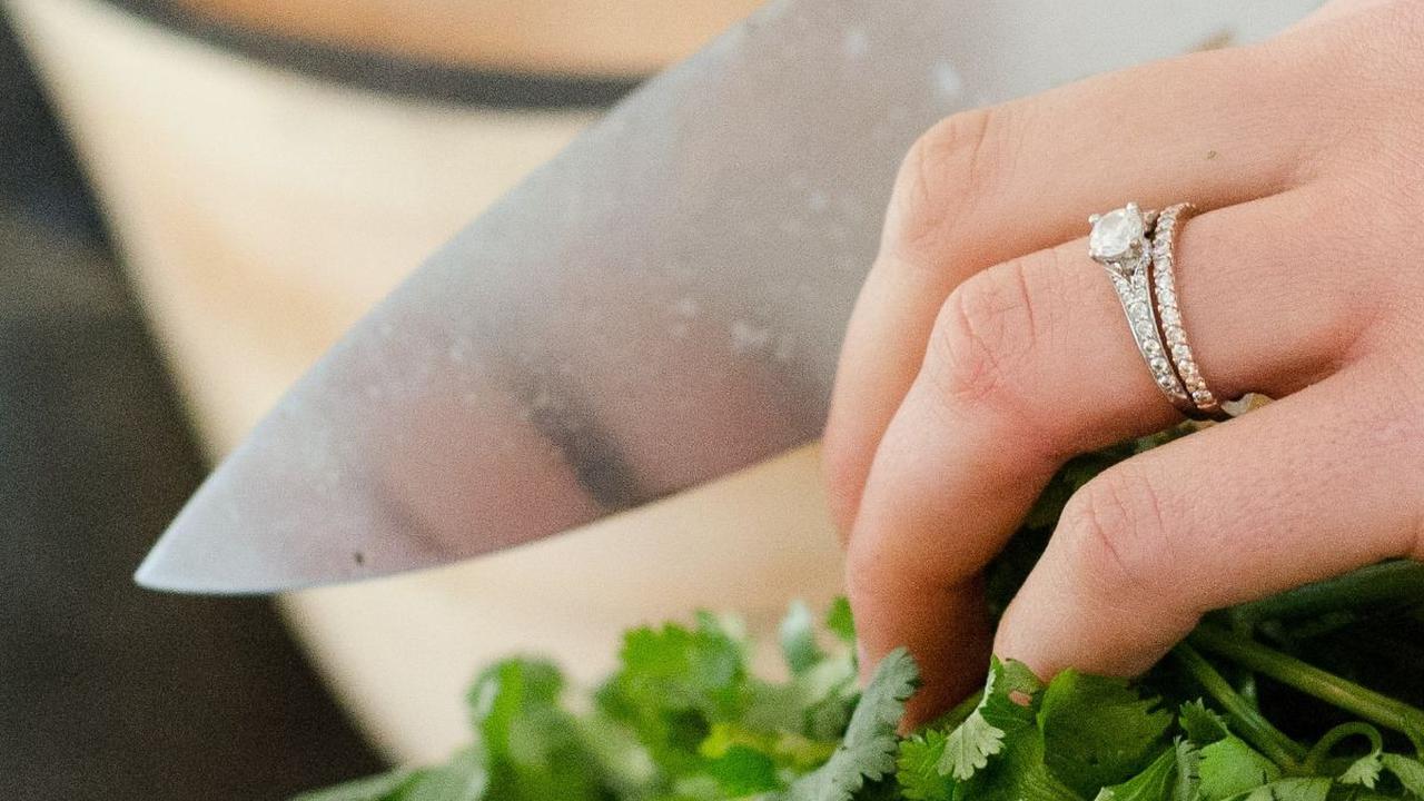 Makanan pendamping ASI (MPASI) memegang peran penting dalam pertumbuhan dan perkembangan bayi. Salah satu bahan makanan yang sering menjadi pilihan untuk MPASI adalah tahu. Tahu, yang diperoleh dari kedelai, merupakan sumber protein nabati yang baik, ser