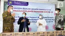 Dirut RS Islam Jakarta Cempaka Putih, Jack Pradono Handojo, Bendahara PERSI Sumaryono Rahardjo, Perwakilan Unilever Indonesia Foundation Ratu Mirah Afifah dan Brand Manager Pepsodent Ario Gautama saat penyerahan secara simbolis Pepsodent Active Defense Senin (05/07/2021). (Liputan6.com/HO/Pepsodent)