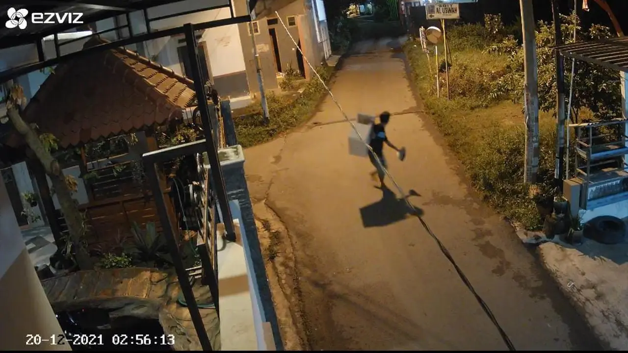 Pencuri kotak amal masjid di Tuban tertangkap CCTV warga. (Adirin/Liputan6.com)