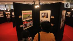 gunjung melihat foto-foto yang dipamerkan dalam pameran foto jurnalistik Indonesia Tangguh Indonesia Tumbuh, di Mal Central Park, Jakarta Barat, kamis (12/8/2021). Pameran foto mengambil tema Indonesia Tangguh, Indonesia Tumbuh. (Liputan6.com/Angga Yuniar)
