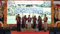 Wakil Ketua Dewan Komisioner OJK, Mirza Adityaswara, meluncurkan Kredit/Pembiayaan Sektor Prioritas (KPSP) Pertanian Kepada Petani Padi pada acara Bali Financial Experience Festival (BALI FINEF) 2023 di Gedung Mario Kabupaten Tabanan. (Dok OJK)