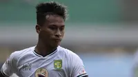 Gelandang Persebaya Surabaya, Osvaldo Haay, saat melawan Bhayangkara FC pada laga Shopee Liga 1 di Stadion Patriot Chandrabhaga, Bekasi, Sabtu (31/8). (Bola.com/Yoppy Renato)