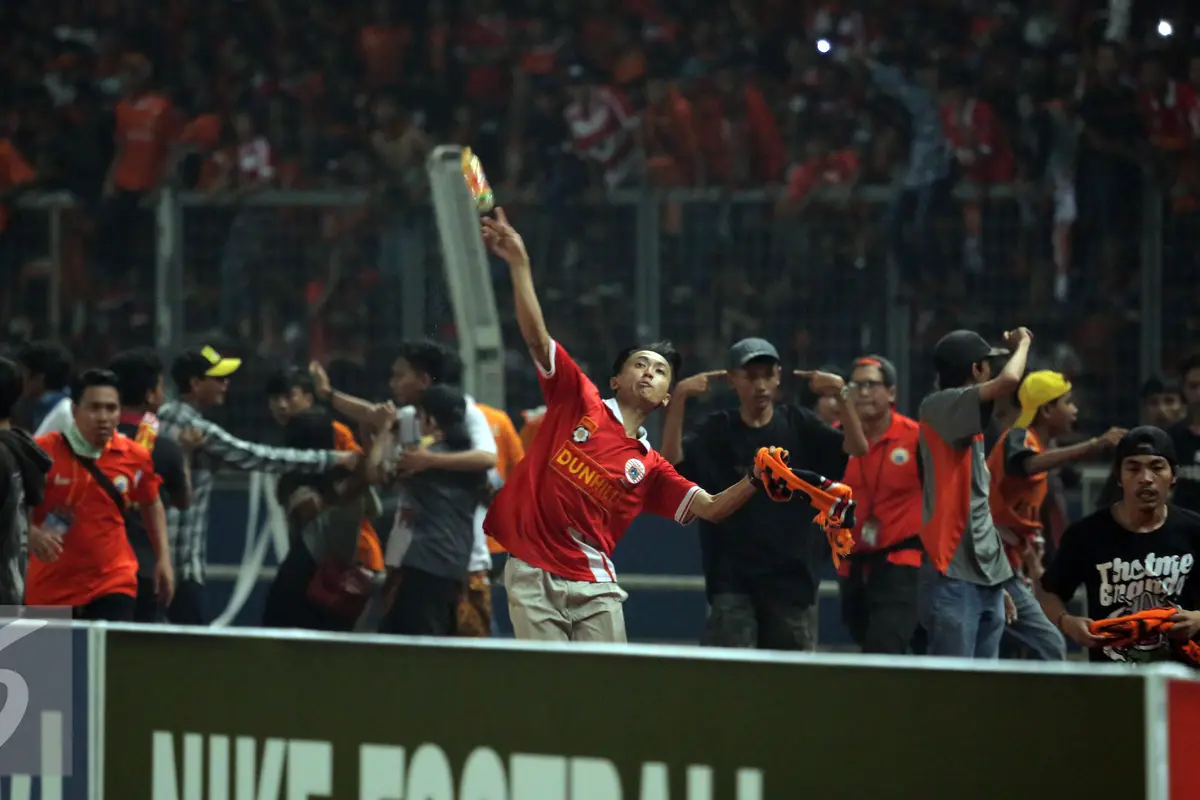 20160624-Rusuh-Laga-Persija-vs-Sriwijaya-Dihentikan-HEL