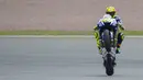 Valentino Rossi mengangkat ban depan saat sesi latihan MotoGP serie Jerman di Sirkuit Sachsenring, Jerman. (AFP/Robert Michael)