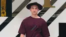 Model berjalan membawakan busana koleksi Danjyo Hiyoji saat penutup Fashion Nation Tenth Edition (FNX) di Senayan City, Jakarta, Sabtu (23/4). Koleksi Danjyo Hiyoji kali ini berhasil memberikan kombinasi warna yang unik. (Liputan6.com/Angga Yuniar)