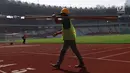 Pekerja melintas di area proyek renovasi Stadion Utama Gelora Bung Karno, Jakarta, Kamis (23/11). Kementerian PUPR menargetkan seluruh venue olahraga untuk Asian Games XVIII selesai akhir Desember 2017. (Liputan6.com/Angga Yuniar)